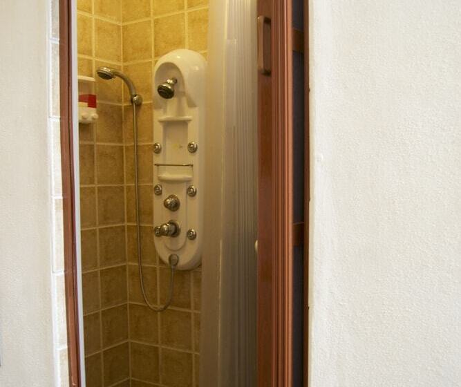 공동 객실, Colours Oasis Resort Adult Only