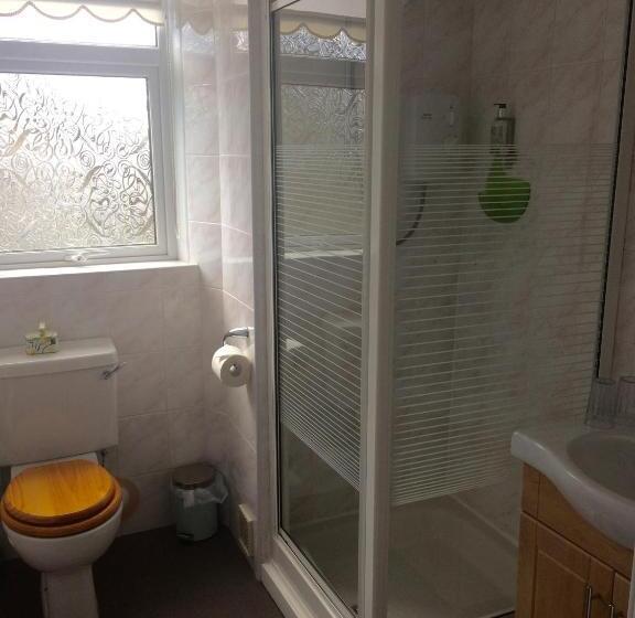 اتاق کلاسیک سه تخته, Invergarry Room Only Guest House For Adults