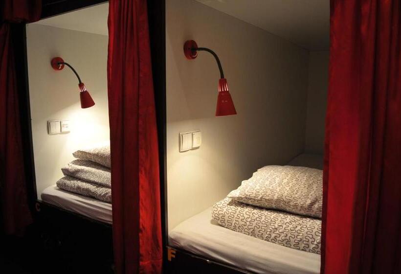 Capsule, 3 City Hostel