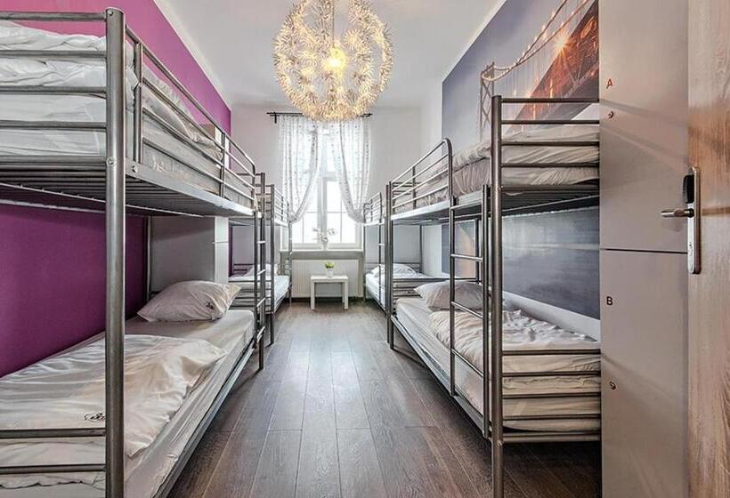تختخواب در اتاق مشترک, 3 City Hostel
