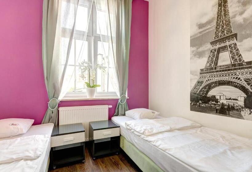 اتاق استاندارد با سرویس بهداشتی مشترک, 3 City Hostel