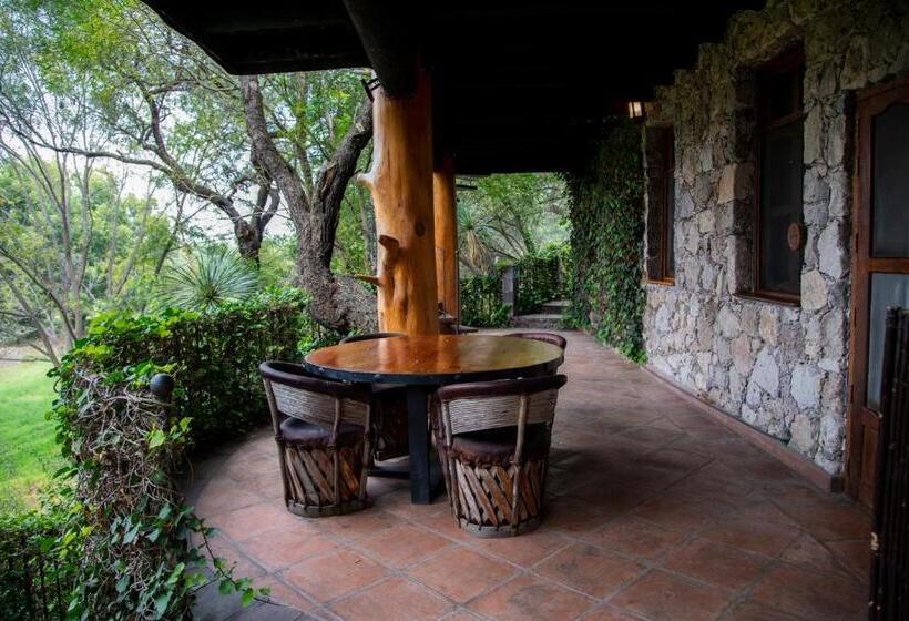 اتاق استاندارد با 2 تخت دوبل, Nirvana Restaurant & Retreat