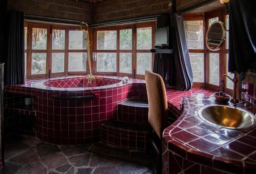 سوییت جونیور, Nirvana Restaurant & Retreat