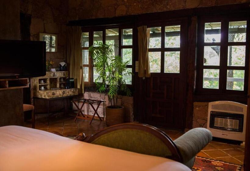 سوییت جونیور, Nirvana Restaurant & Retreat