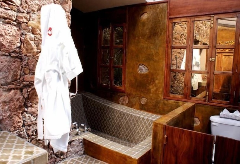 سوییت جونیور, Nirvana Restaurant & Retreat