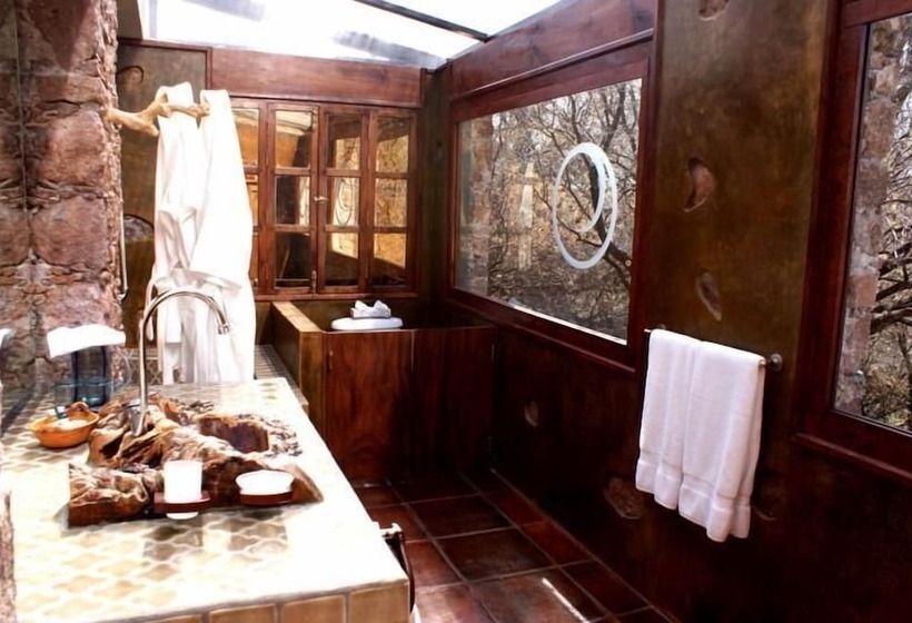 سوییت جونیور, Nirvana Restaurant & Retreat