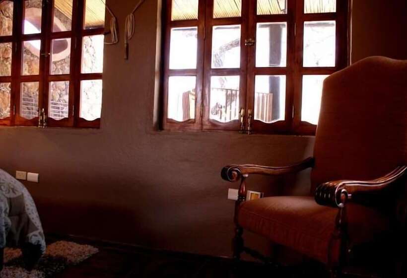 سوییت جونیور, Nirvana Restaurant & Retreat