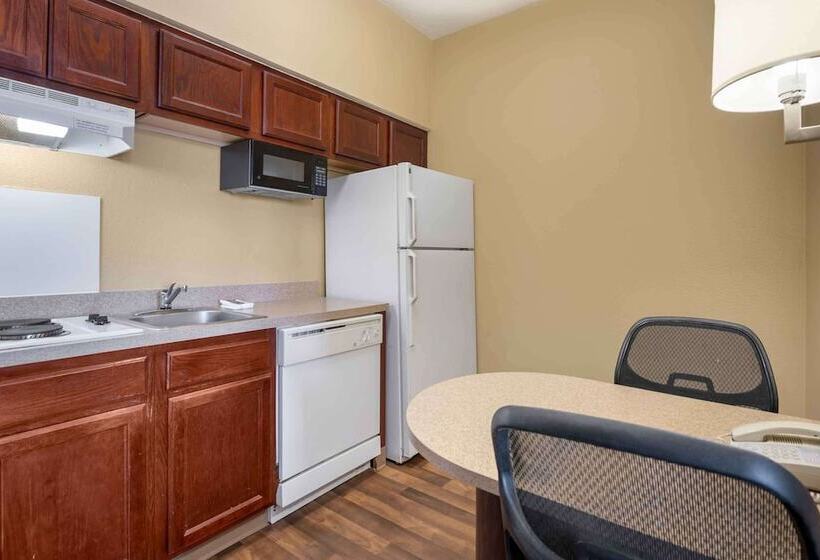 Deluxe Studio, Extended Stay America Suites  Indianapolis  Airport  W. Southern Ave