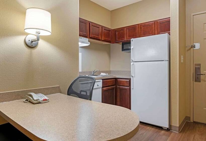 Deluxe Studio, Extended Stay America Suites  Indianapolis  Airport  W. Southern Ave