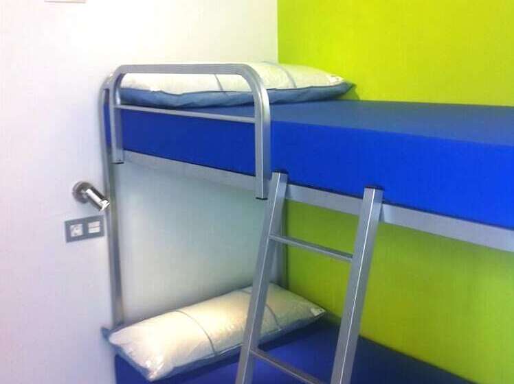ルームシェアのワンベッド, Uba Hostel