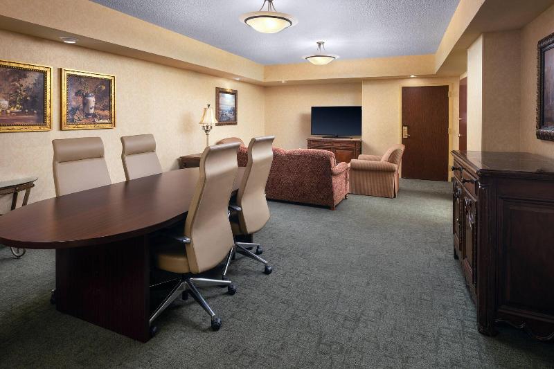 Номер Клуб Кровать Кинг, Renaissance Tulsa Hotel & Convention Center