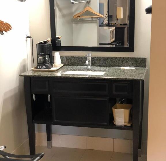 キングサイズベッドのスタンダードルーム, Deerfield Inn And Suites  Fairview