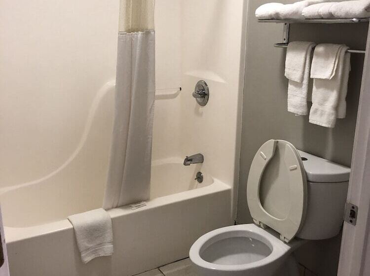 ２ダブルベッドのスタンダードルーム, Deerfield Inn And Suites  Fairview