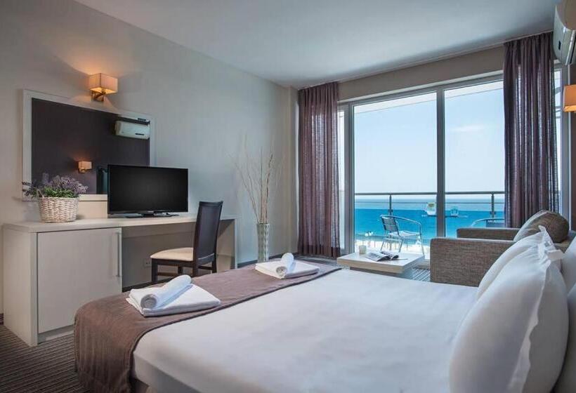 Трехместный Номер Deluxe Вид на Бассейн, Eskada Beach