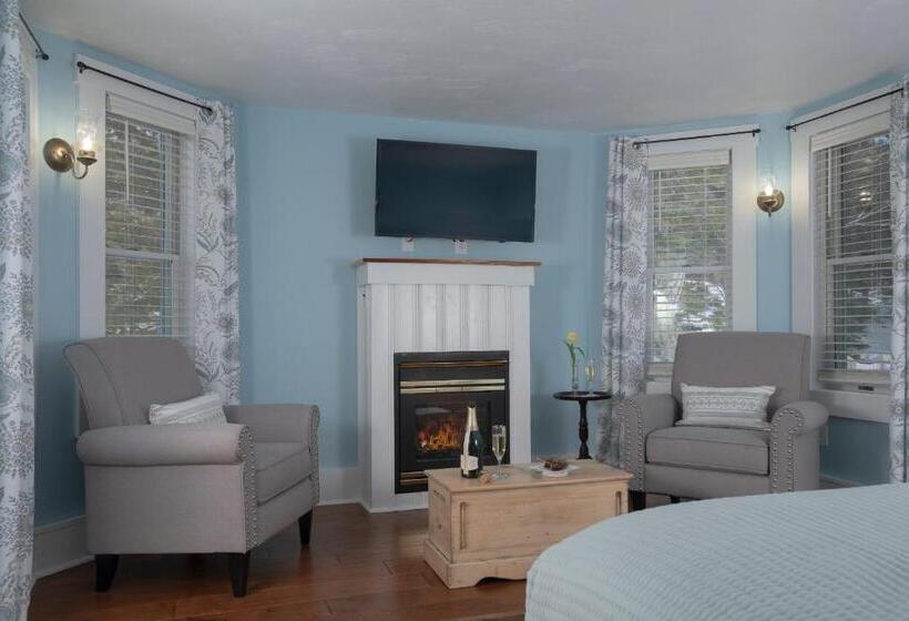 اتاق لوکس, The Lodge At Moosehead Lake