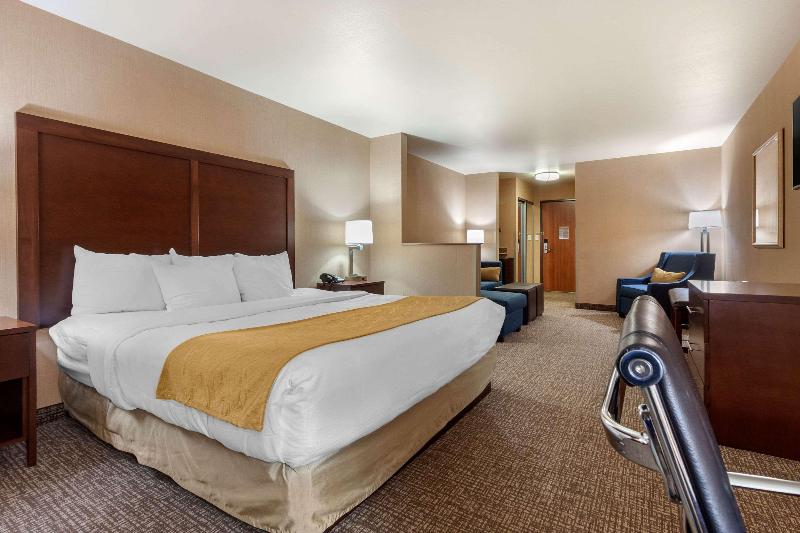 Люкс Кровать Кинг, Comfort Inn & Suites Mitchell I 90