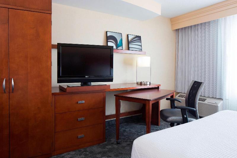 اتاق استاندارد با تخت بزرگ, Courtyard Des Moines Ankeny