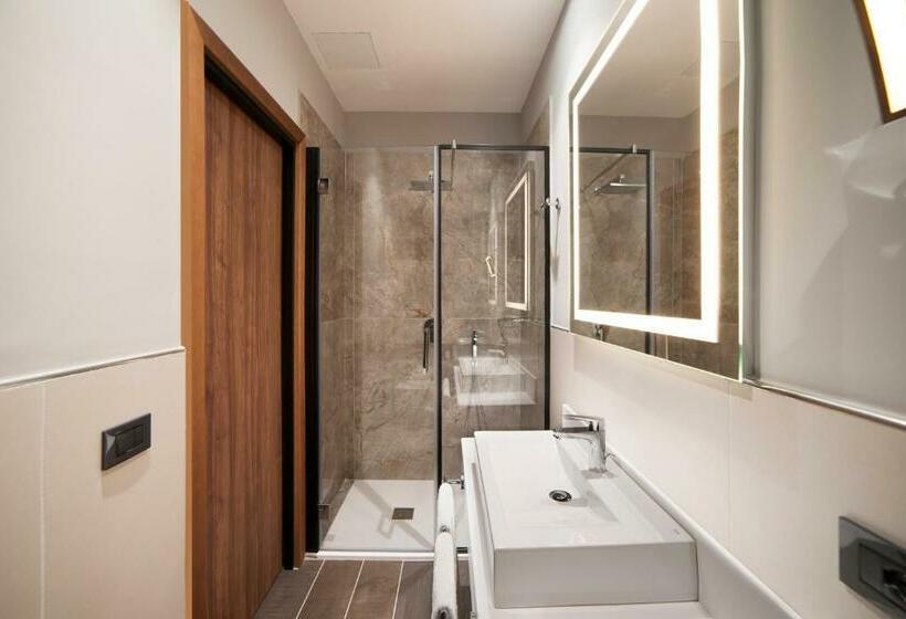 سوییت جونیور, Radisson Hotel Nola Naples