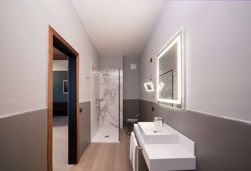 سوییت جونیور, Radisson Hotel Nola Naples