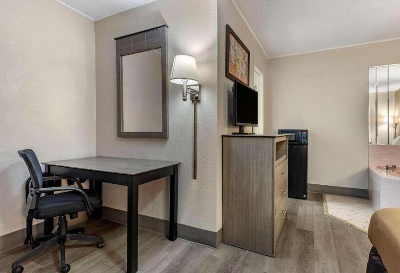 Номер Superior, Econo Lodge Dewitt I 90