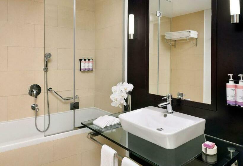 Номер Superior Кровать Кинг, Mövenpick Hotel Jumeirah Lakes Towers Dubai