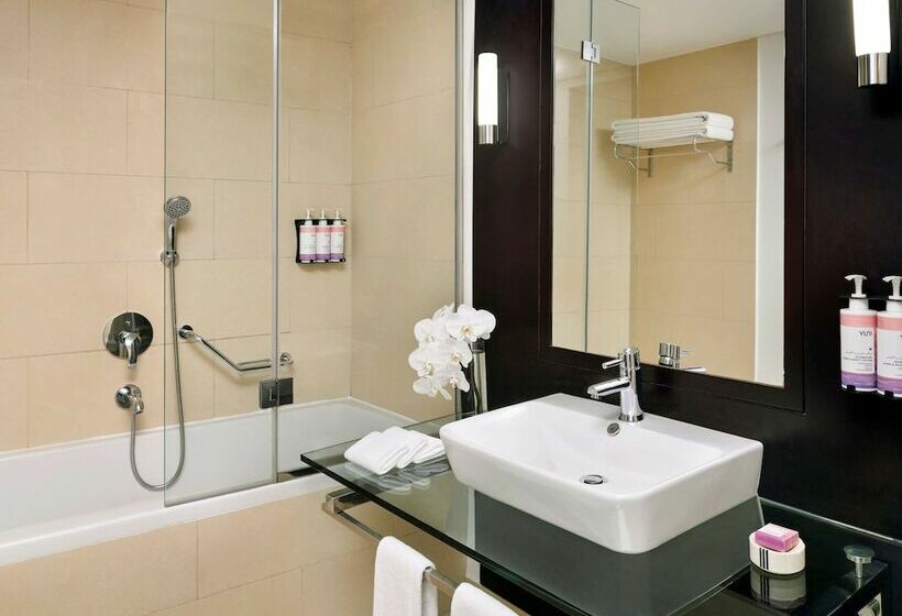 Номер Superior, Mövenpick Hotel Jumeirah Lakes Towers Dubai