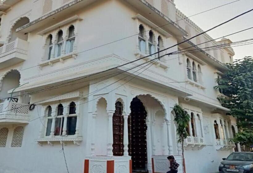 디럭스 룸, Hindupura Residency