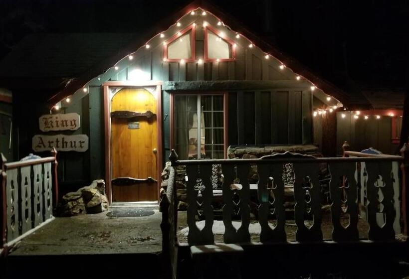 스탠다드 룸 킹사이즈 침대, Castle Wood Theme Cottages  Couples Only