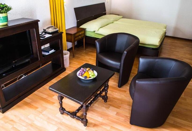 اتاق استاندارد سه نفره, Astoria