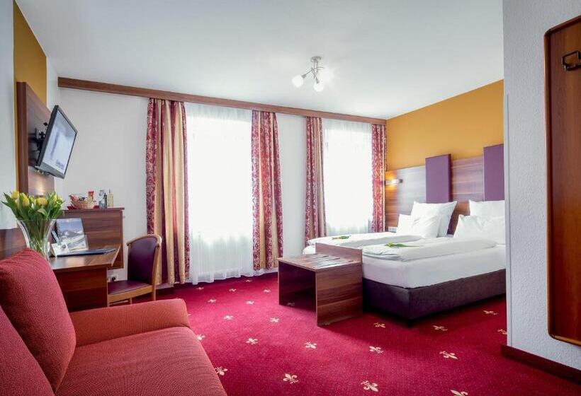 Четырехместный Номер Стандарт, Tiptop Hotel Burgschmiet Garni