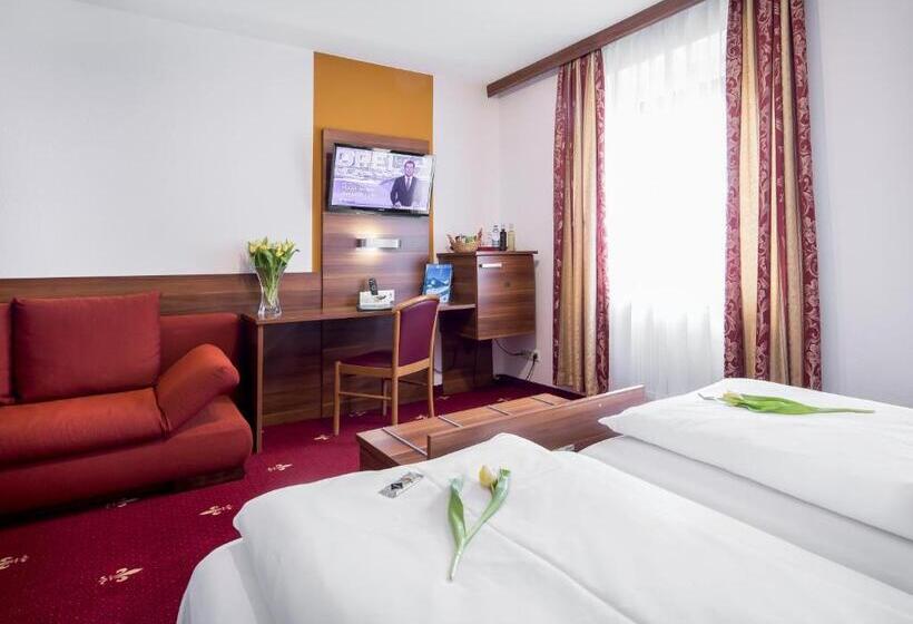 Четырехместный Номер Стандарт, Tiptop Hotel Burgschmiet Garni
