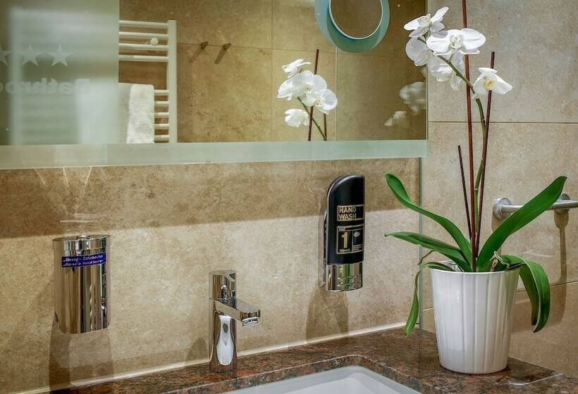 Номер Стандарт Трехместный, Tiptop Hotel Burgschmiet Garni