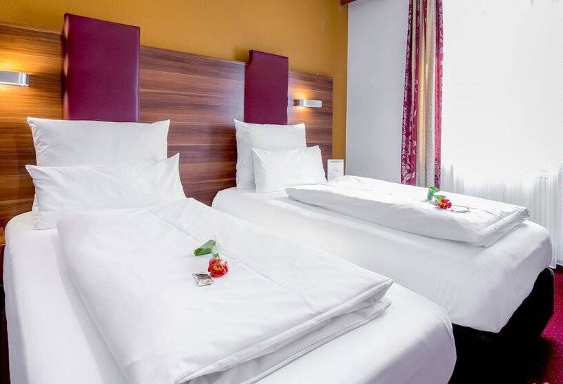 Четырехместный Номер Стандарт, Tiptop Hotel Burgschmiet Garni