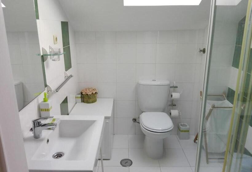 اتاق سه‌نفرۀ استاندارد با سرویس بهداشتی بیرون از اتاق, Adore Portugal Coimbra Guest House
