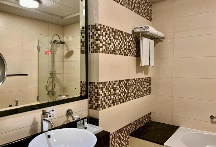 Номер Премиум Вид на Озеро, Copthorne Hotel Sharjah