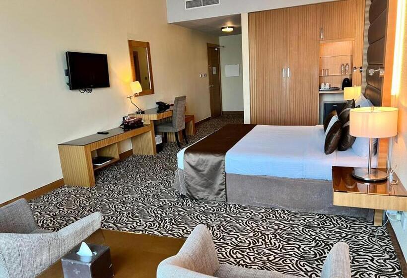 Номер Премиум Вид на Озеро, Copthorne Hotel Sharjah