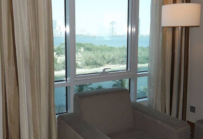 Номер Премиум Вид на Озеро, Copthorne Hotel Sharjah