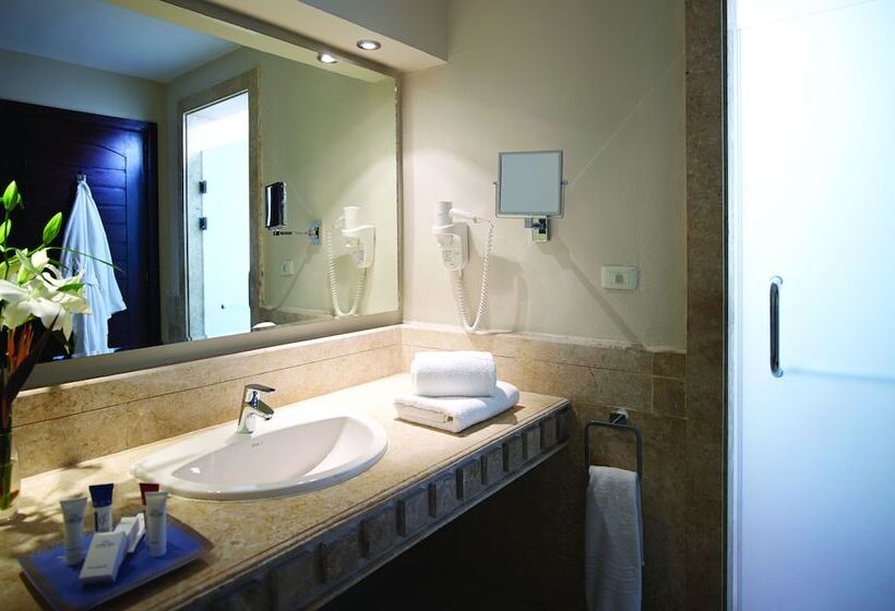 Standard swim-up room, Coral Sea Holiday Resort And Aqua Park