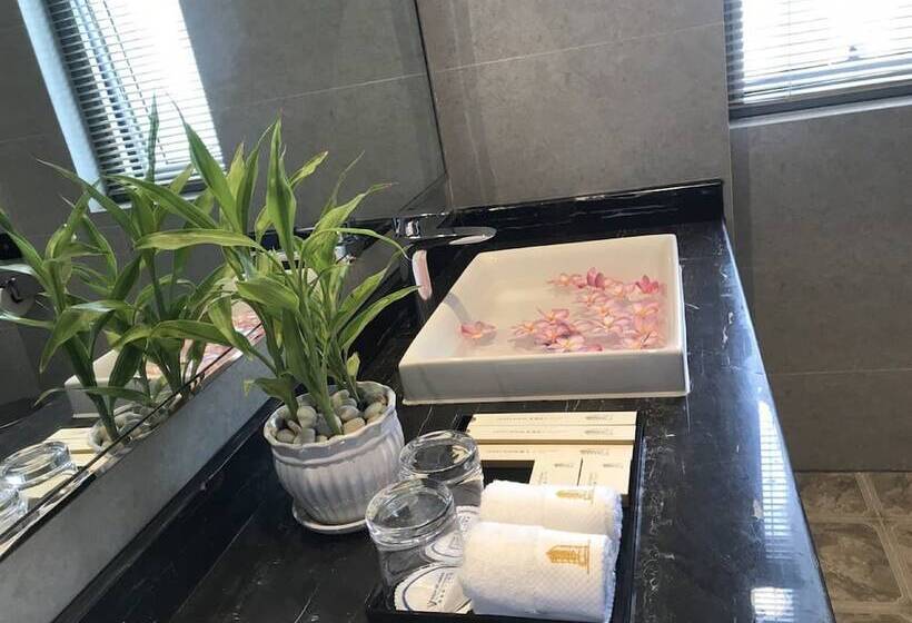 اتاق لوکس با چشم‌انداز شهر, V V Hotel Battambang