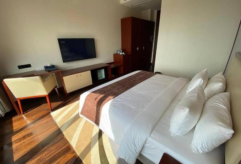 اتاق لوکس با چشم‌انداز شهر, V V Hotel Battambang