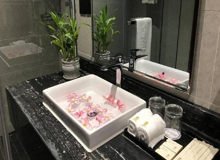 اتاق لوکس با چشم‌انداز شهر, V V Hotel Battambang