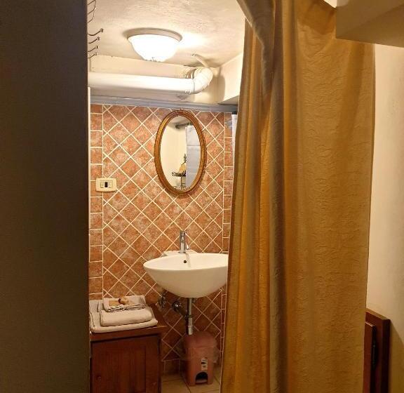 اتاق استاندارد, Helga S House  Una Finestra Sul Borgo