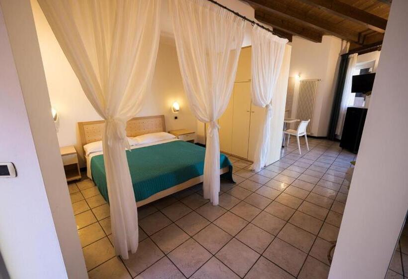 Standard studio with lake view, La Madrugada