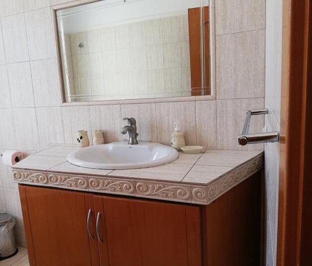 اتاق خانوادگی, Avra