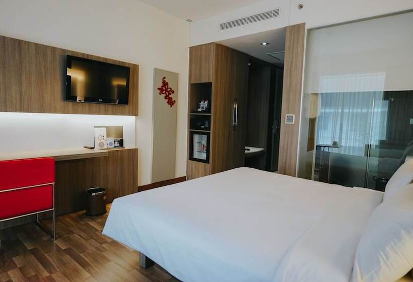 اتاق سوپریور با چشم‌انداز استخر, Novotel Banjarmasin Airport