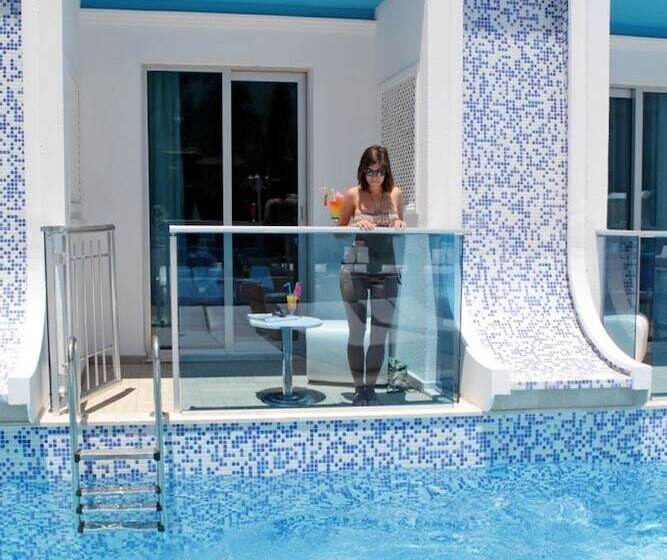 اتاق استاندارد با چشم‌انداز استخر, Ocean Blue High Class Hotel & Spa
