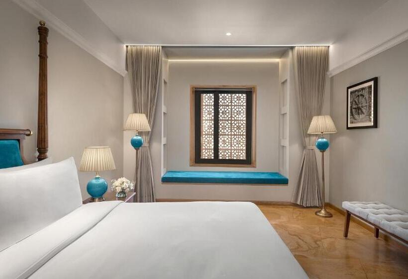 اتاق لوکس با تخت بزرگ, Time Square Resort & Spa Bhuj