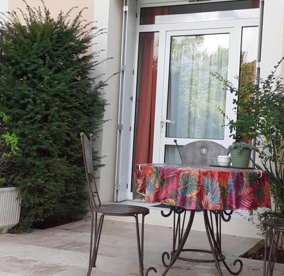 اتاق استاندارد سه تخته با چشم‌انداز استخر, La Casa Color