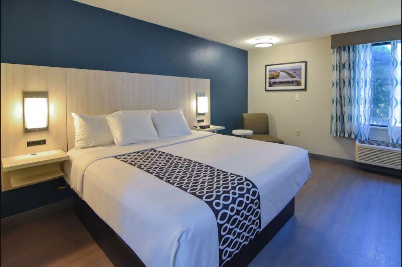 带大床的标准工作室, Hampton Inn & Suites Lansing West