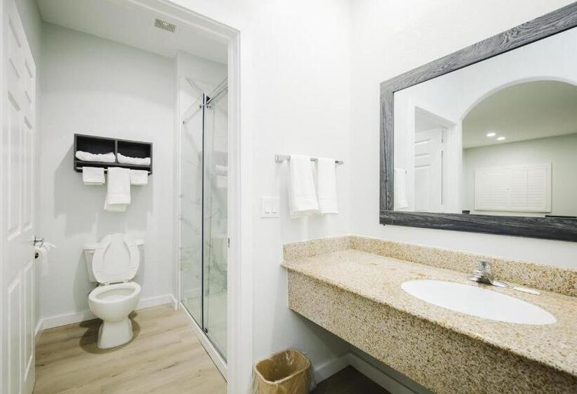 Номер Стандарт с Кухней, Sapphire Inn And Suites